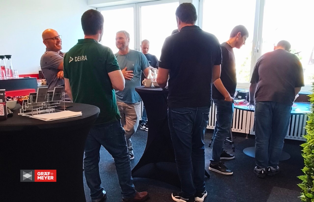 Participants use the break for professional exchange and networking.